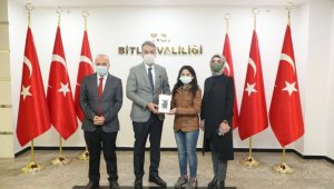 Vali Çağatay'dan öğrencilere hediye
