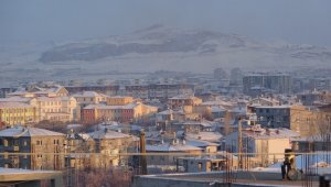 Van kent merkezine mevsimin ilk karı düştü