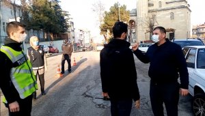Vatandaşın polisle diyaloğu gülümsetti: "Ekmek alıp hemen eve kaçacağım"