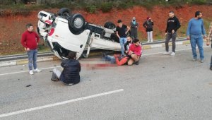 Virajı alamayan kamyonet devrildi: 1'i ağır 2 yaralı
