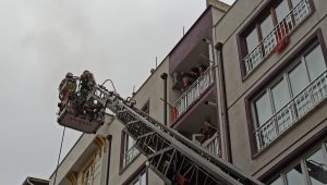 Yangında kapıları balyozla kırıp insan aradılar