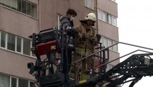 Yangının çıktığı apartmanda mahsur kalan vatandaşları itfaiye kurtardı