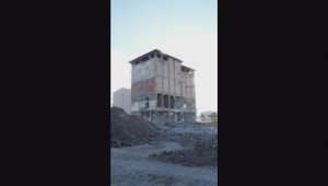 Yarım asırlık fabrika saniyeler içinde yerle bir oldu