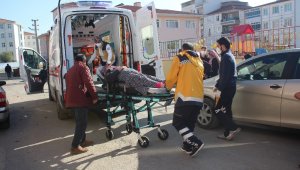Yol kenarında yürüyen yayaya çarptı: 1 yaralı