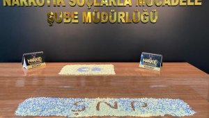 Yolcunun çantasından ve durdurulan araçtan uyuşturucu çıktı