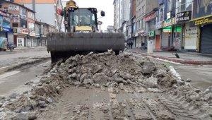 Yüksekova'da kar temizleme çalışması
