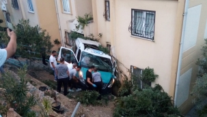 Menemen'de düğüne giden minibüsün freni patladı, apartman bahçesine düştü: 20 yaralı