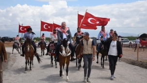 MENEMEN’DE RAHVAN AT YARIŞLARI NEFES KESTİ