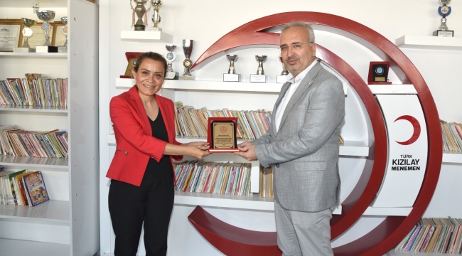 İzmir Menemen'de Kızılay'ın desteğiyle Tevfik Fikret İlkokulu Kütüphanesine kavuştu