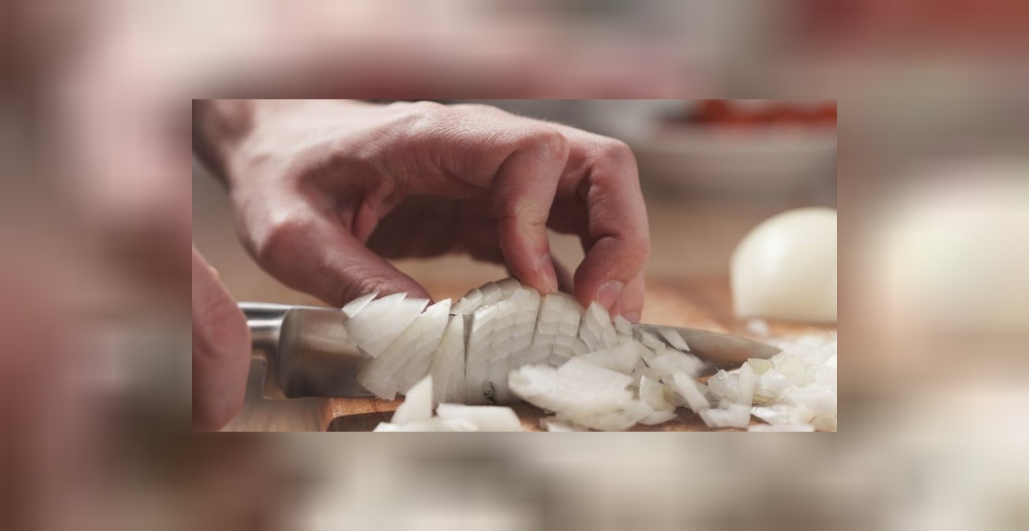 Soğan doğrarken ağlamaya son! Bu yöntemi kimse bilmiyor: İşte püf noktası