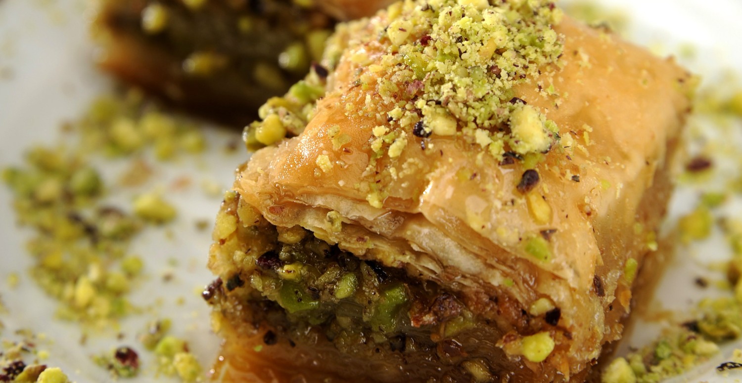 Bir daha dışardan aldırmayacak ev yapımı baklava tarifi! Saatlerce açmanıza gerek kalmayacak