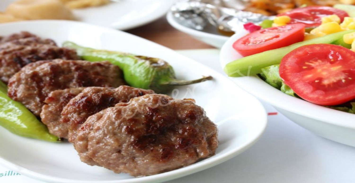 Lokanta usulü yumuşak köftenin sırrı buymuş! Harcına ekleyince pamuk gibi oluyor