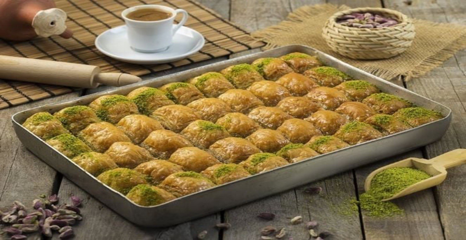 Yufkayı hamuru unutun! Milföyle 30 dakikada hazırlanan baklava tarifi!