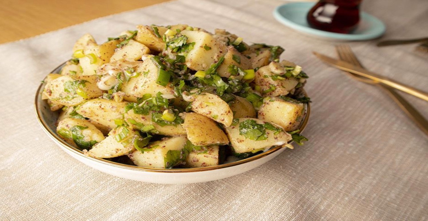 Çay saatlerinde sofraların vazgeçilmezi olacak! Bol soslu lezzetli patates salatası