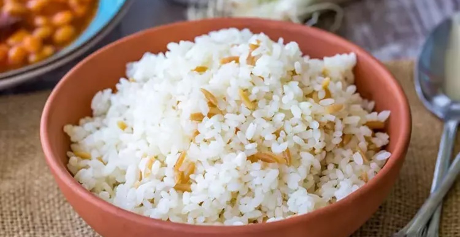Pilavınız lapa olduysa sakın çöpe dökmeyin! Bu yöntem pilavı tane tane yapıyor