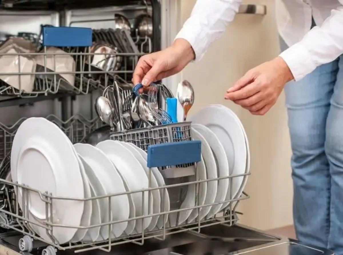 Bulaşık makinesindeki kokuyu bıçak gibi kesiyor! Bedavaya misler gibi kokacak