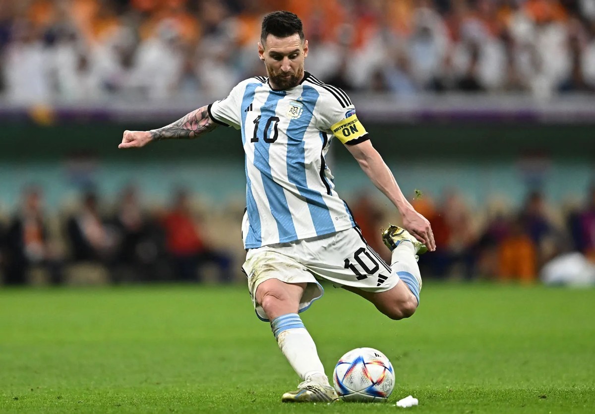 Burcuna bak, hangi futbolcusun öğren