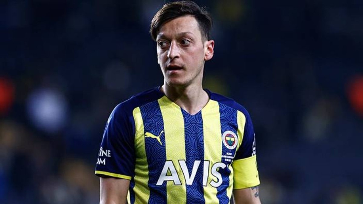 Burcuna bak, hangi futbolcusun öğren