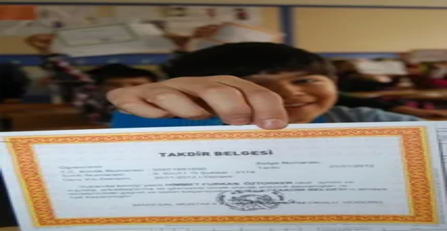 Karnesini getirene devletten 10 bin 201 TL harçlık! Öğrencilere süper karne hediyesi