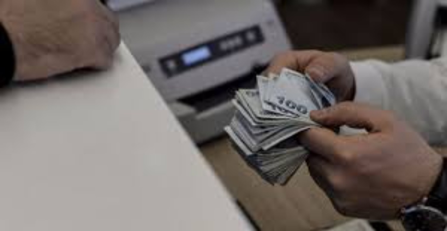 Göz çevresindeki kırışıklıkları dümdüz yapıyor! Bir gecede 10 yaş gençleşmenin doğal formülü