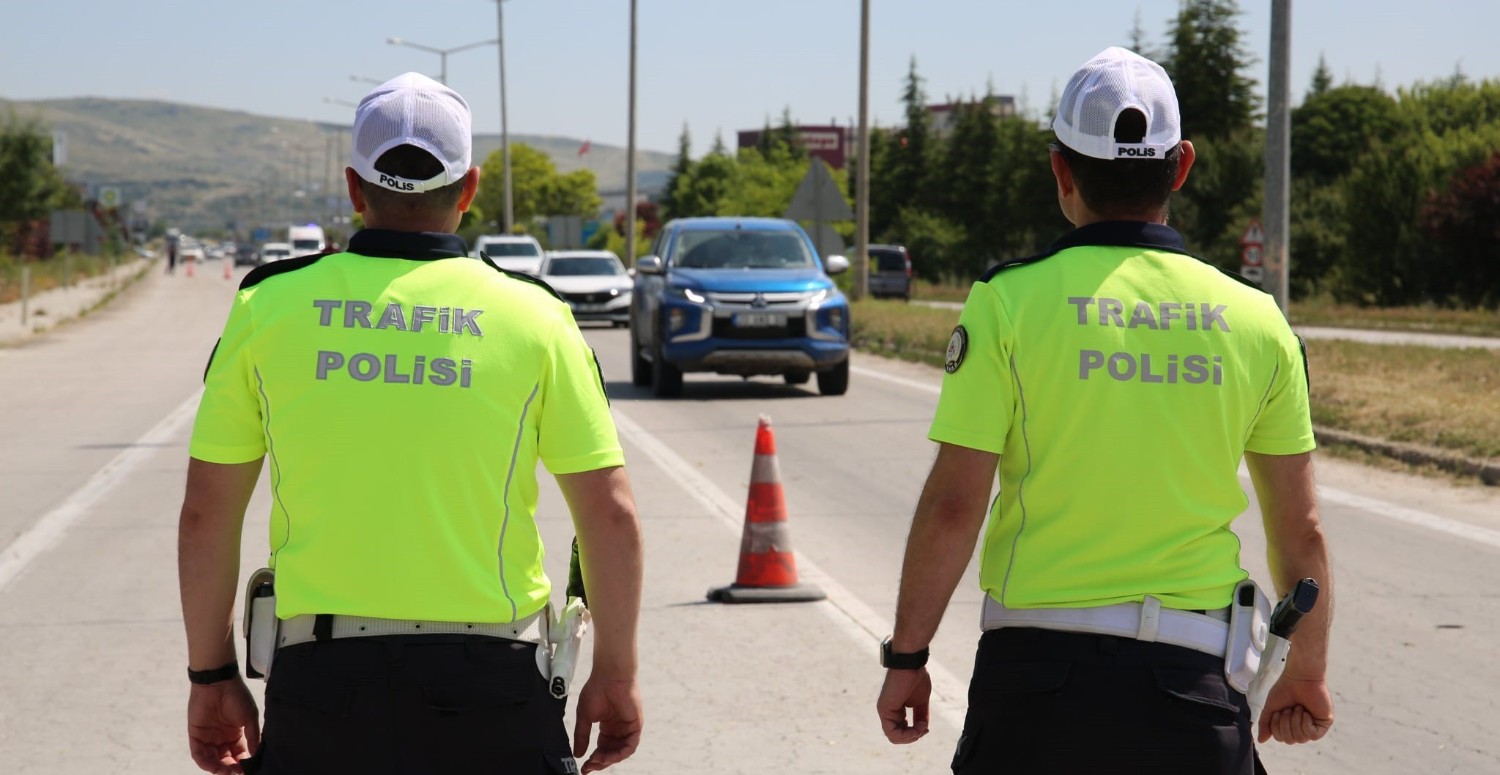 81 ilde 1.506 TL ceza kesilmeye başladı! Arabası böyle olan kontak kapatacak!