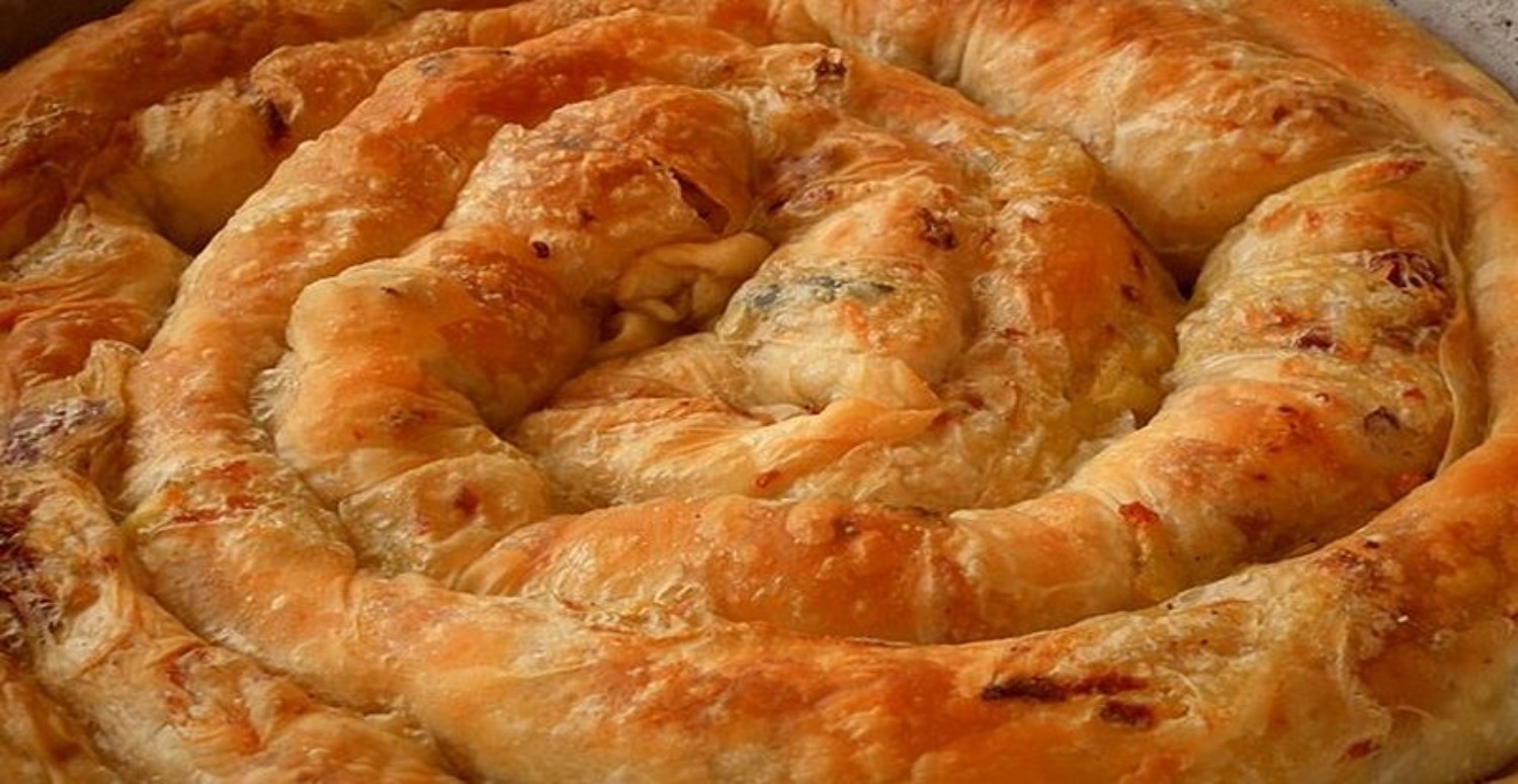 Börek açmayı hiç bilmiyormuşuz! Böyle yapınca asla yırtılmıyor