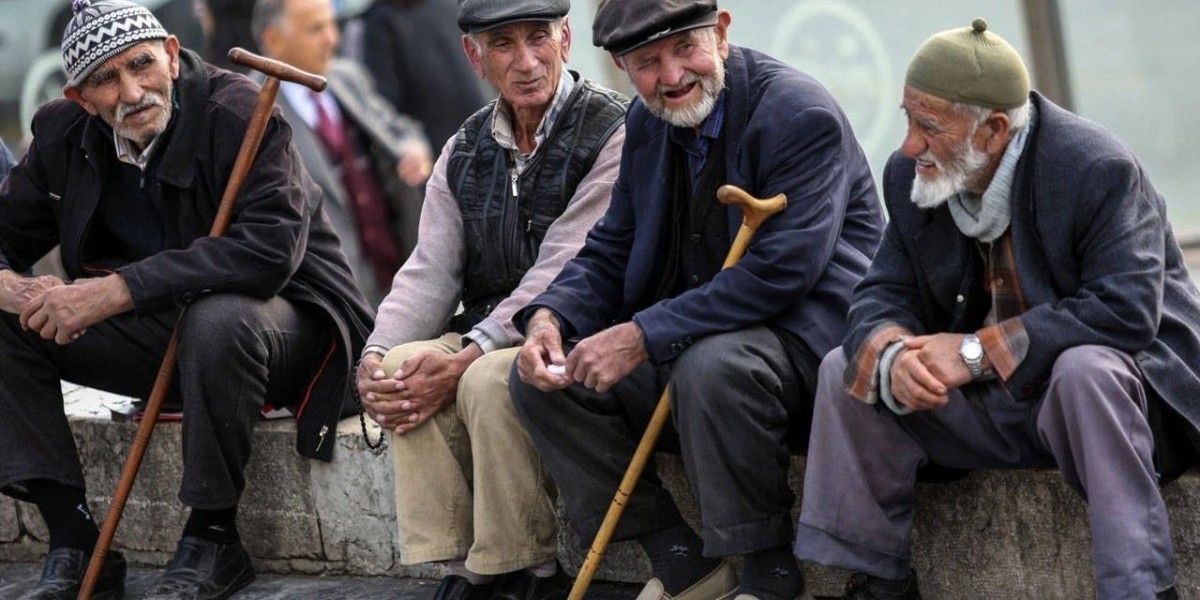Meclis onayı çıktı! Emekliye toplu taşıma, su bedava! Tek şartı var